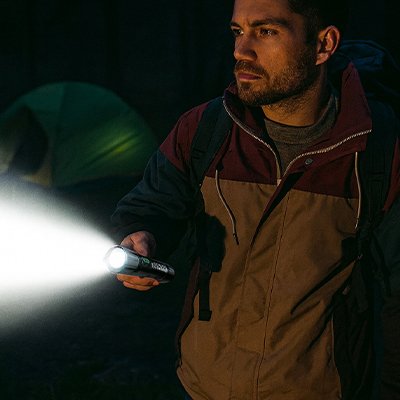 Lampe de poche puissante homme en camping