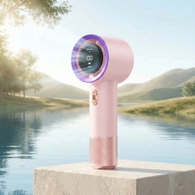 Mini ventilateur portable reposant près du lac