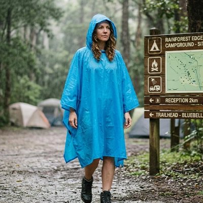 Poncho pluie bleu femme en trek