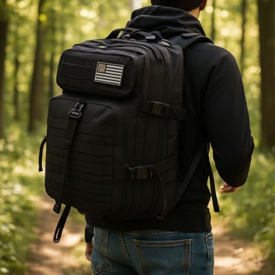sac à dos homme marchant dans les bois