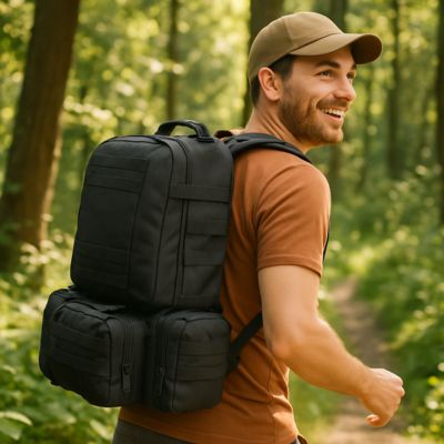 sac à dos homme heureux dans les bois