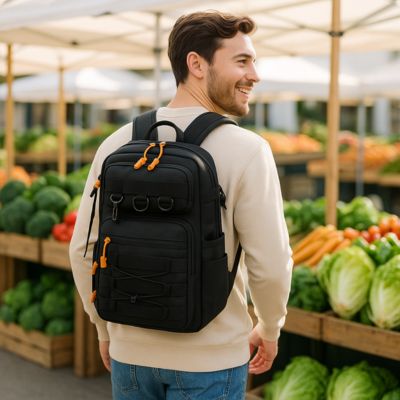 sac à dos homme marchant au marché de légumes extérieur