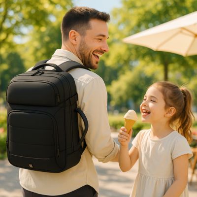 sac à dos père et fille mange une glace