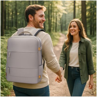 sac a dos randonnée couple dans les sentiers boisés
