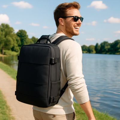 sac a dos randonnée homme marchant au lac