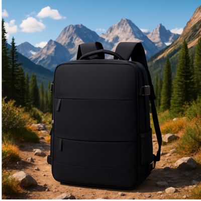 sac a dos randonnée reposant dans les alpes