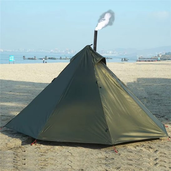 Tente camping sur la plage avec cheminée