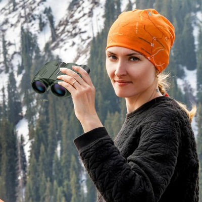 jumelles femme qui observe au loin