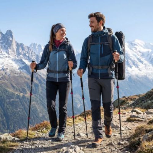 Bâtons de marche couple dans les alpes