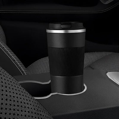 bouteille isotherme dans porte gobelet de voiture