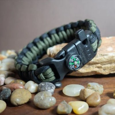 bracelet paracorde sur des cailloux