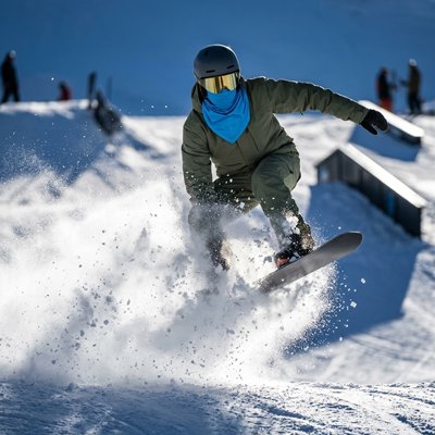 cagoule bleue homme en ski