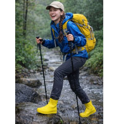 couvre chaussure imperméable jaune femme en trekking