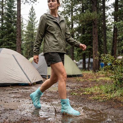 Couvre chaussure​ vert femme marche dans l'eau