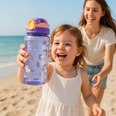 gourde enfant fillette avec maman a la plage