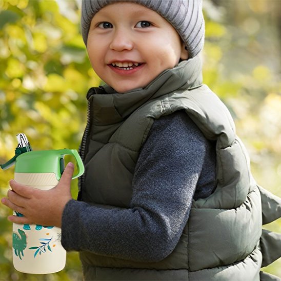Gourde enfant petit garçon qui la tient
