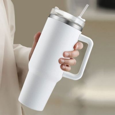 gourde isotherme blanche dans une main