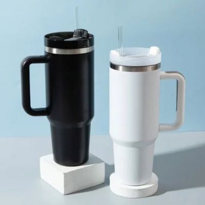 gourde isotherme noire ou blanche