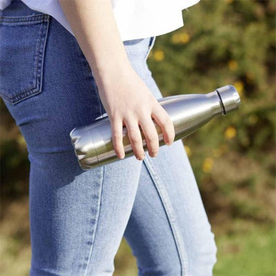 gourde isotherme un litre en inox femme en promenade