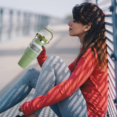 Gourde isotherme verte femme au repos