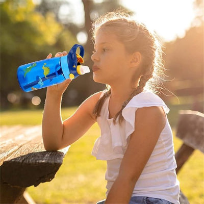 gourde paille enfant petite fille qui boit de l'eau