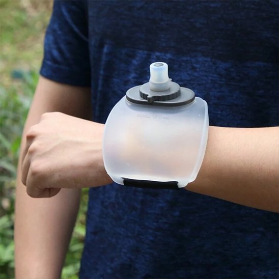 gourde plastique blanche au poignet