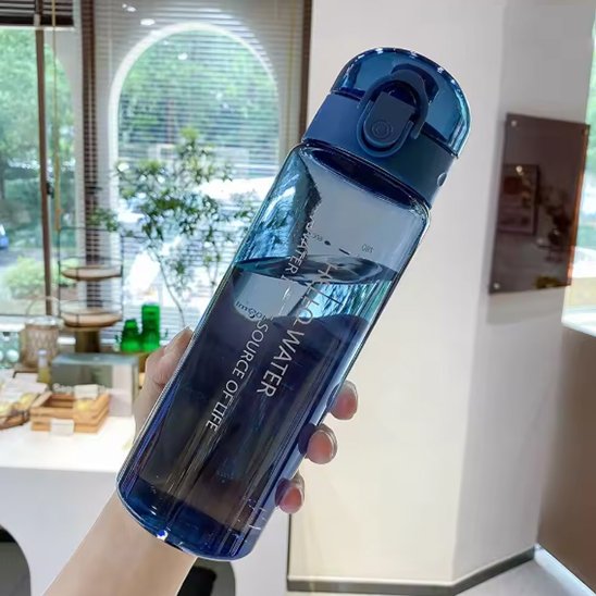 gourde plastique bleue transparente