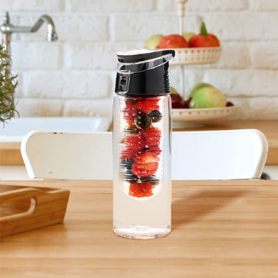 gourde plastique infuseur sur la table