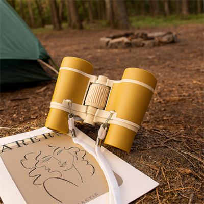 jumelle colorée jaune au sol en camping