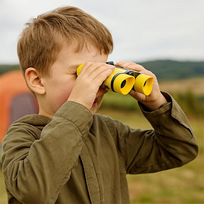 jumelle jaune enfant qui explore