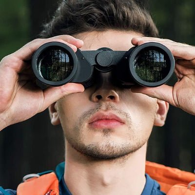 jumelles homme qui observe au loin