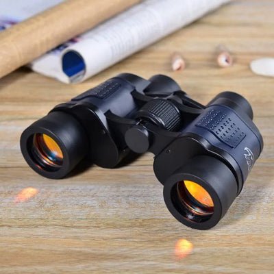 Jumelles reposant sur la table