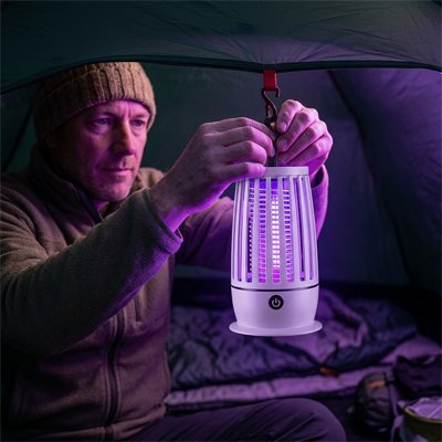 lampe anti moustique accrochée au bivouac