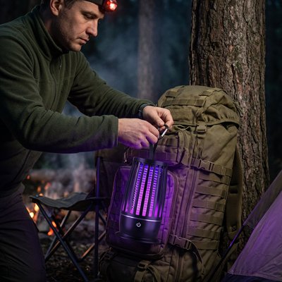 lampe anti moustique accrochée au sac à dos 