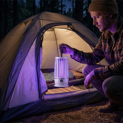 lampe anti moustique près du bivouac