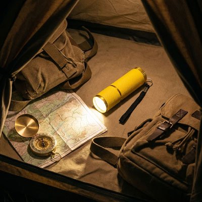 lampe de poche compacte jaune