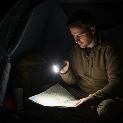 Lampe de poche et radio homme en camping