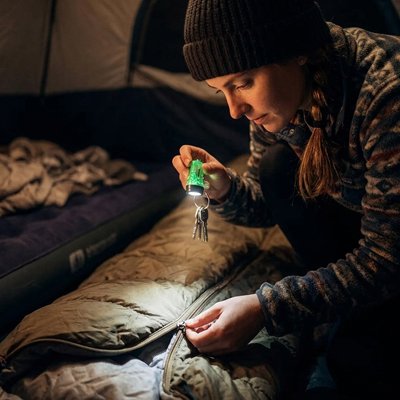 lampe de poche format porte clé femme dans bivouac