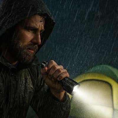 Lampe de poche homme sous la pluie 