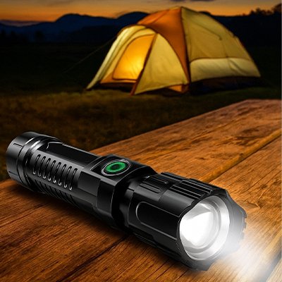 Lampe de poche illuminée en camping la nuit 