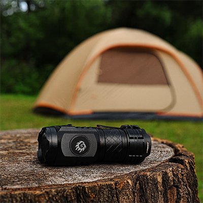 Lampe de poche puissante en camping