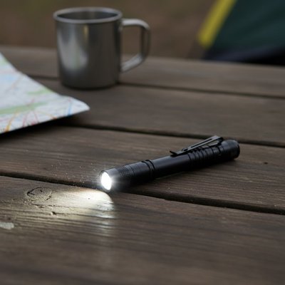 Lampe de poche reposant sur la table