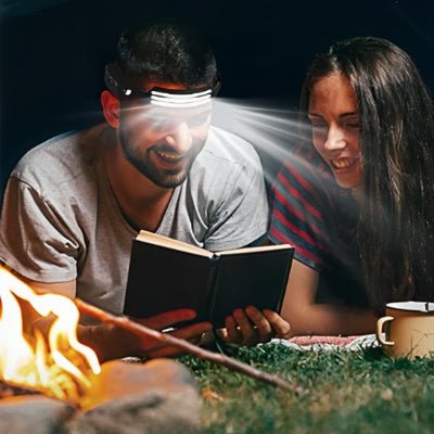 lampe frontale couple qui lit en pleine nuit
