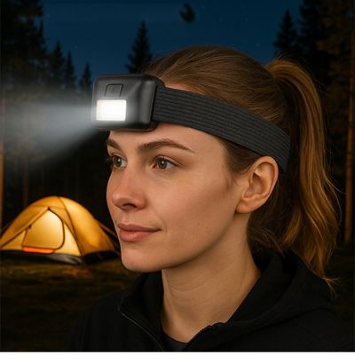 lampe frontale femme en camping