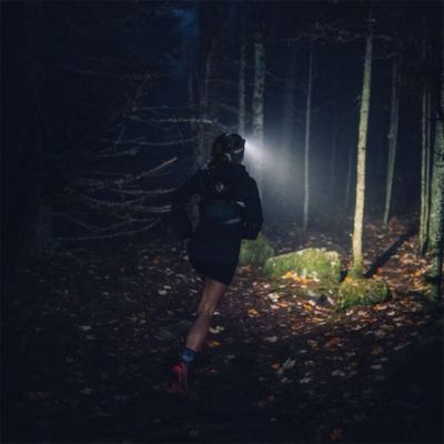 lampe frontale femme jogging nuit