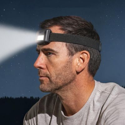 lampe frontale homme dans la nuit