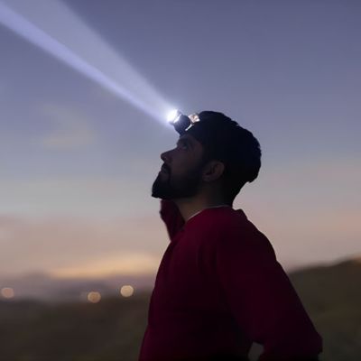 lampe frontale homme dans la nuit