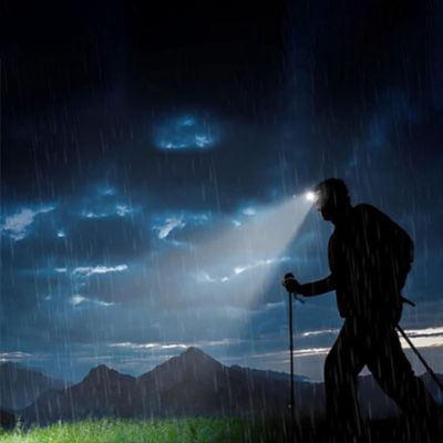lampe frontale homme dans la pluie