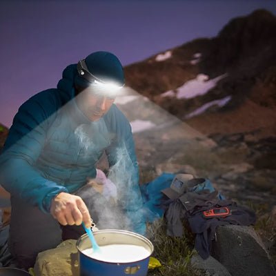 lampe frontale homme qui cuisine