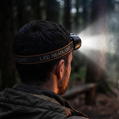 lampe frontale puissante homme en randonnée